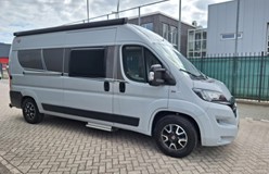 VERKOCHT Carado Clever + Edition buscamper 599cm in modern grijs met luxe fietsdrager